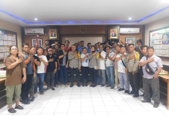 Kapolres Bitung AKBP Tommy Bambang Souissa SIK Foto Bersama  Wartawan Biro Bitung 