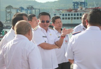 Wali Kota Bitung, Maurits Mantiri saat melakukan melihat aktivitas penyeberangan usai melakukan pengecekan harga bahan pokok di pasar ruko