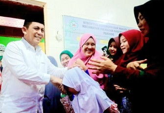 Gubernur Ansar dan Ustadz Derry Sulaiman saat Disambut Hangat Masyarakat Palmatak dan Jemaja 