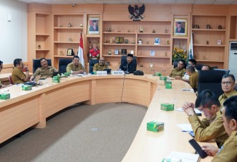 Sekretaris Daerah Provinsi Kepri Adi Prihantara Memimpin Rapat Persiapan