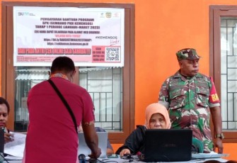 Babinsa Koramil 1710-02/Timika saat Dampingi Penyaluran PKH Kabupaten Mimika Tahun 2023   