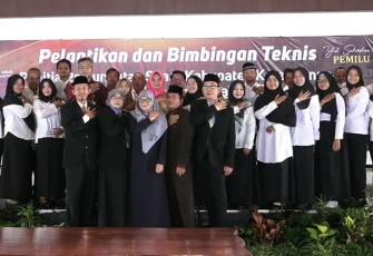 Kegiatan pelantikan dan bimbingan teknis anggota PPS oleh KPU Kabupaten Karanganyar di Gedung Kebudayaan setempat, pada Selasa (24/1/2023).