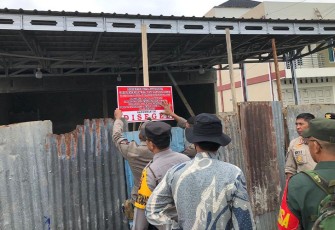 Dinas PUPR Kota Payakumbuh bersama Tim gabungan melakukan penyegelan bangunan.