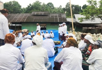 Prajurit Ajusta Bersama Warga Gotong Royong Bangun Rumah Adat