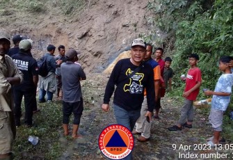 BPBD Tapsel bersama Tim saat meninjau lokasi longsor dan luapan air di Kecamatan SD Hole, Tapsel.