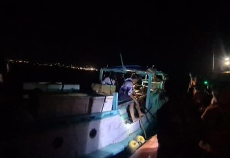 Stasiun Bakamla Kupang bersama Tim SAR Gabungan saat berhasil menyelamatkan 9 orang korban kecelakaan kapal ikan, Jumat (28/4) pukul 16.00 Wita. 