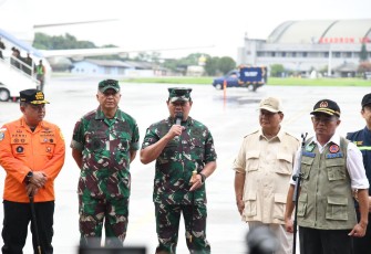 Panglima TNI Laksamana TNI Yudo Margono S.E., M.M., saat mendampingi Menko PMK Muhadjir Effendy melepas keberangkatan pengiriman bantuan kemanusiaan ke Turki di Lanud Halim Perdanakusuma, Jakarta Timur, Sabtu (11/2/2023).