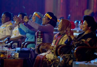 Ketum Dharma Pertiwi (tengah) di Tengah Warga Jalasenastri