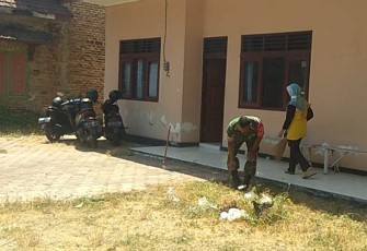 Babinsa Kodim 0802/Ponorogo Bantu Pembersihan di Pustu 