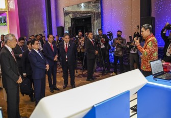 Presiden Direktur PT Bank DBS Indonesia Lim Chu Chong memaparkan strategi Bank DBS Indonesia dalam mewujudkan praktik keuangan berkelanjutan (sustainable finance) kepada Presiden Indonesia Joko Widodo beserta dengan kepala negara-negara ASEAN lainnya pada acara ASEAN Indo-Pacific Forum (KTT ASEAN) di Jakarta, Selasa (5/9/2023). Ini merupakan langkah positif dalam mempromosikan usaha berkelanjutan di antara para pelaku industri dan pemerintah di kawasan Asia Tenggara.
