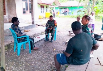 Babinsa Koramil 1710-07/Mapurujaya Komsos Dengan Kepala Kampung