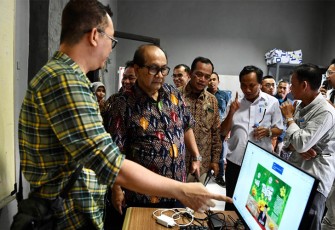 SesKemenKopUKM Arif R Hakim , Jum'at (3/11) saat meninjau Rumah Kemasan di Gedung PLUT-KUMKM Kabupaten Subang, Jawa Barat. Ia sekaligus berdialog dengan pelaku UMKM di wilayah itu.