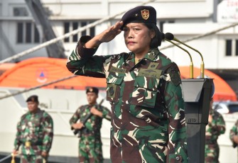 Inspektur Kolinlamil Laksma TNI Damayanti bertindak sebagai Inspektur Upacara dalam Upacara Bendera tanggal 17 yang dilaksanakan di Lapangan Moeljono Silam, Mako Kolinlamil Tanjung Priok, Jakarta Utara.