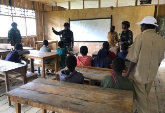 Satgas Yonif Mekanis 203/AK saat Laksanakan Kegiatan Gadik di SD Inpres Brume Distrik Balingga