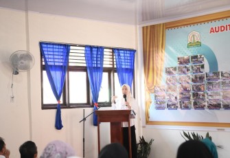 Penjabat Ketua TP-PKK Aceh, Ayu Marzuki, saat memberikan motivasi tentang pentingnya pendidikan untuk meraih cita-cita bagi pelajar pada kegiatan Sosialisasi Pencegahan Pernikahan Dini, di SMA Negeri 3 Kuala, Nagan Raya, Rabu (22/2/2023).