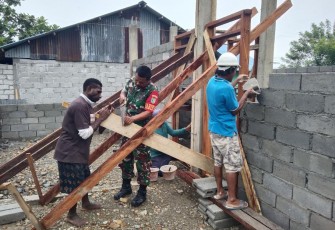 Babinsa Koramil 1710-07/Mapurujaya saat Karya Bakti Rehab Balai Kampung