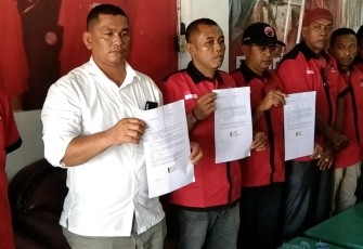 Para pengurus DPC PDIP Aceh Timur saat menunjukan surat pengunduran diri yang telah mereka tandatangani, 