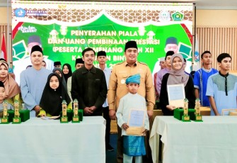 Bupati Bintan seusai Serahkan Uang Pembinaan Prestasi Bagi Pemenang Lomba STQH XII