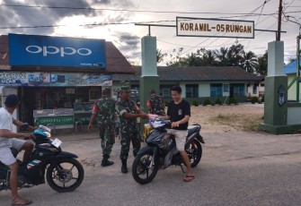 Danramil Rungan Bagikan Takjil Gratis Bersama Anggota 