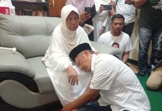 Anas Urbaningrum saat Sungkem ke Ibunda 
