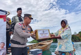 Polsek Bintan Timur saat Bagikan Paket Sembako di Laut Kepada Warga Suku Laut di Desa Air Glubi