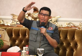 Kepala Badan Nasional Penanggulangan Bencana (BNPB) Letjen TNI Suharyanto saat memimpin rapat Evaluasi Percepatan Pelaksanaan Pembangunan Rumah Rusak bagi masyarakat terdampak gempa Cianjur November 2022 lalu.