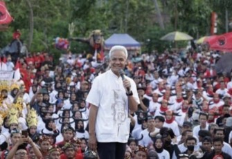 Ganjar saat melaunching program satu keluarga miskin satu sarjana, Selasa (26/12).