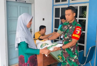 Babinsa Koramil 0801/01 Pacitan Dampingi Penyaluran Bantuan Beras