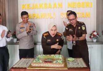Kajari Tapanuli Selatan (Tapsel), Siti Holija Harahap, SH, MH, saat meniup lilin kue ulang tahun sebagai ucapan selamat HBA yang ke-63, dari Kapolres AKBP Imam Zamroni, SIK, MH, dan jajaran