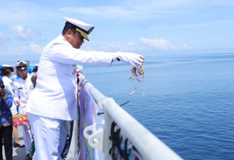 Laksamana Pertama TNI Ridwan Prawira pada Upacara Tabur Bunga di Laut, dalam rangka memperingati Hari Armada Tahun 2023 