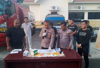 Kapolres di dampingi Kasat Reskrim dan Kasi Humas beserta Kanit Tipiter saat menggelar Konferensi Pers