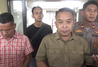 Kasat Reskrim Polres Kubu Raya, Iptu Heru Anggoro, bersama Kapolsek Sungai Ambawang, Iptu Budi Sutiyono, dan penyidik Satreskrim, menjelaskan kronologi kejadian.
