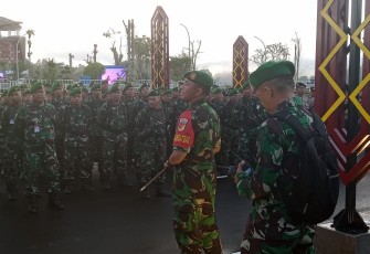Dandim 1310/Bitung saat memberikan arahan pada apel pengamanan VVIP kunjungan kerja Presiden RI