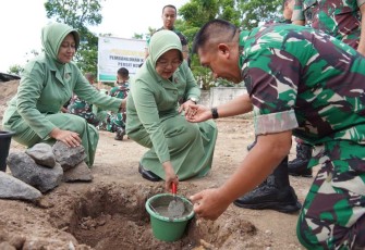 Gubernur Akademi Militer Mayjen TNI R. Sidharta Wisnu Graha beserta Ibu Novita Sidharta Wisnu Graha melaksanakan peletakan batu pertama Pembangunan Kartika Bakery Persit Kartika PCBS Akmil di Panca Arga 1 pada Rabu, 12 Desember 2023