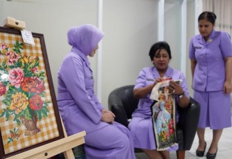 Ketum IKKT PWA saat Coba Kerajinan Sulam Ktistik di IKKT Cabang 11 Paspampres