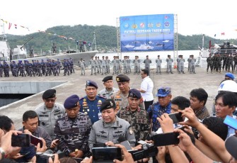 Kepala Bakamla RI Laksdya TNI Dr. Aan Kurnia usai secara resmi membuka Patroli Bersama Keamanan dan Keselamatan Laut Nasional Tahun 2023 di Dermaga Bitung, Manado, Rabu (15/3/2023).