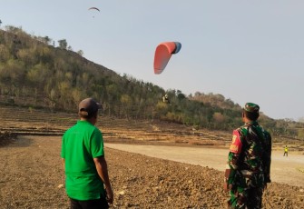 Babinsa saat Monitoring Pekan Olahraga Provinsi Jatim Cabang Paralayang