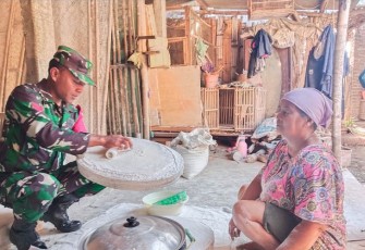 Babinsa Koramil 13/Kebonsari, Koptu Eko Kurniawan saat Komsos dengan Pembuat Kue Manco.