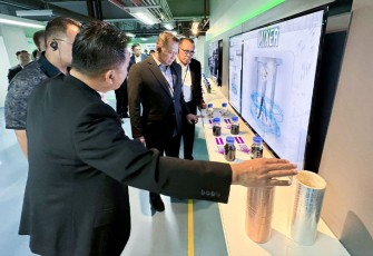 Bamsoet saat mengunjungi pabrik Amita Technologies di Bangkok, Selasa (28/11/23).