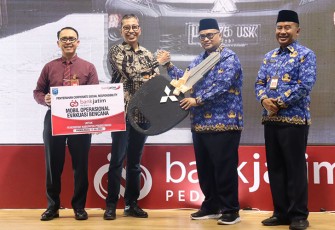 Bank Jatim saat Serahkan CSR ke Pemkab Probolinggo dan Launching Elektronifikasi Keuangan Daerah 