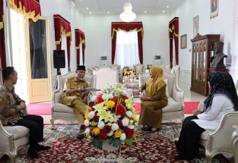 Gubernur Sumatra Barat Mahyeldi saat Menerima Kunjungan Ketua KPID Sumbar di Istana Gubernur