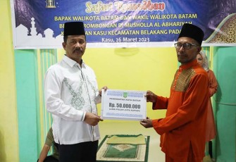 Kepala BP Batam Muhammad Rudi saat secara simbolis menyerahkan bantuan