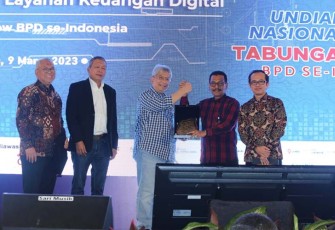 Foto bersama (Kiri-Kanan) Bambang Widjanarko (Deputi Komisioner Pengawas Bank Pemerintah dan Syariah Otoritas Jasa keuangan), Eko B Suprianto (Chairman Infobank Media Group), Yuddy Renaldi (Sekjen Asbanda sekaligus Dirut Bank BJB), Muhammad Irsyad (Dirut Bank Nagari) dan Dr Efa Yonnedi SE MPPM Akt (Dekan Fakultas Ekonomi dan Bisnis Universitas Andalas sebagai Moderator)