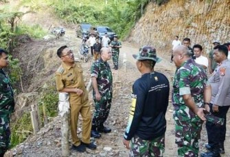 Bupati Labusel saat Tinjau Perbaikan Jalan di Desa Marsonja 