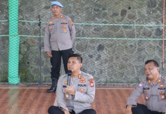 AKBP Imam Zamroni, SIK, MH, yang terlihat tak canggung duduk sama rendah, saat dengarkan berbagai keluhan dari para Bhabinkamtibmas Polsek jajaran Polres Tapanuli Selatan (Tapsel)