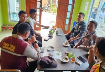 Personel PolsekSD Hole, mengajak ke segenap Panitia Pengawas (Panwas) Pemilu di Kecamatan untuk tetap menjaga netralitas