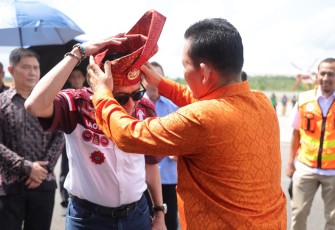 Gubernur Ansar Sambut Kedatangan Menteri Hukum dan HAM RI di Bandara RHF