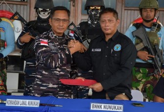 Tim Gabungan TNI AL yaitu Tim Second Fleet Quick Response (SFQR) Lanal Nunukan dan Pos TNI AL (Posal) Sei Pancang berhasil menggagalkan upaya penyelundupan 3.300 gram narkoba jenis Sabu-sabu di Perairan Sebatik, Kalimantan Utara, Senin (25/12)