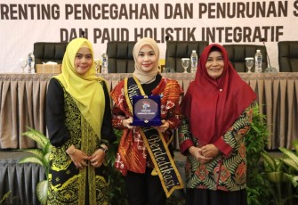 Hafizha (tengah) Dianugerahi Gelar Bunda PAUD Berdedikasi dari HIMPAUDI Kepri