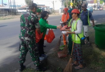 Personil Kodim 1310/Bitung saat berbagi makanan siap saji kepada masyarakat dalam program jumat berkah Kodim 1310/Bitung